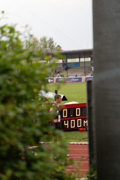 Luca Dieckmann (SSV Ulm 1846) vor dem 400m Start am 07.05.2022 beim Stadtwerke Ratingen Mehrkampf-Meeting 2022 in Ratingen